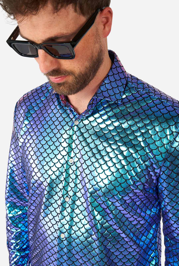 Man wearing blue fishscale print shirt, close up