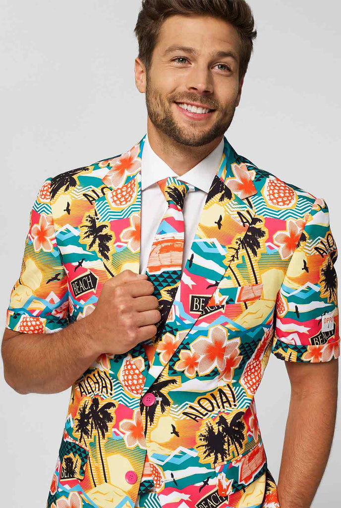 Man wearing colorful Hawaiian print summer suit, consisting of short, jacket and tie